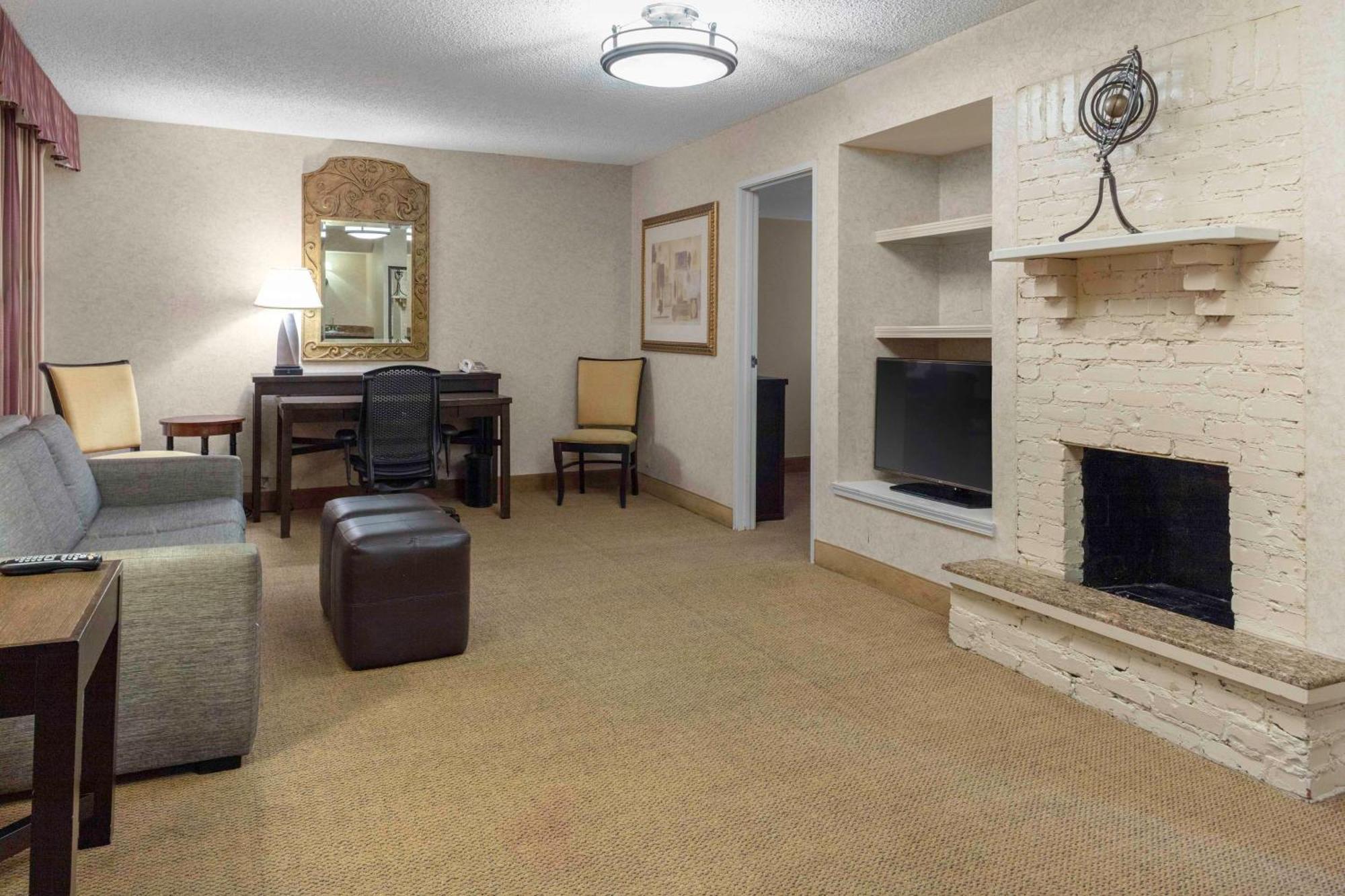 Embassy Suites By Hilton Kansas City Plaza Ngoại thất bức ảnh